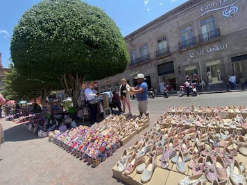 Artesanos ambulantes abarrotan el Centro Histórico de Querétaro