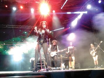 Alejandra Guzmán presume  cadera