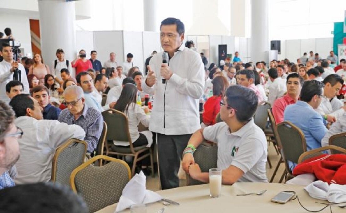 El secretario de Gobernación, Miguel Ángel Osorio Chong, se reunió en Sinaloa con jóvenes del PRI de la cuarta generación de la Escuela Nacional de Cuadros (IRVIN OLIVARES. EL UNIVERSAL)