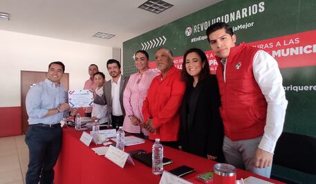 El panista Felifer Macías se registra en el PRI como candidato para la capital