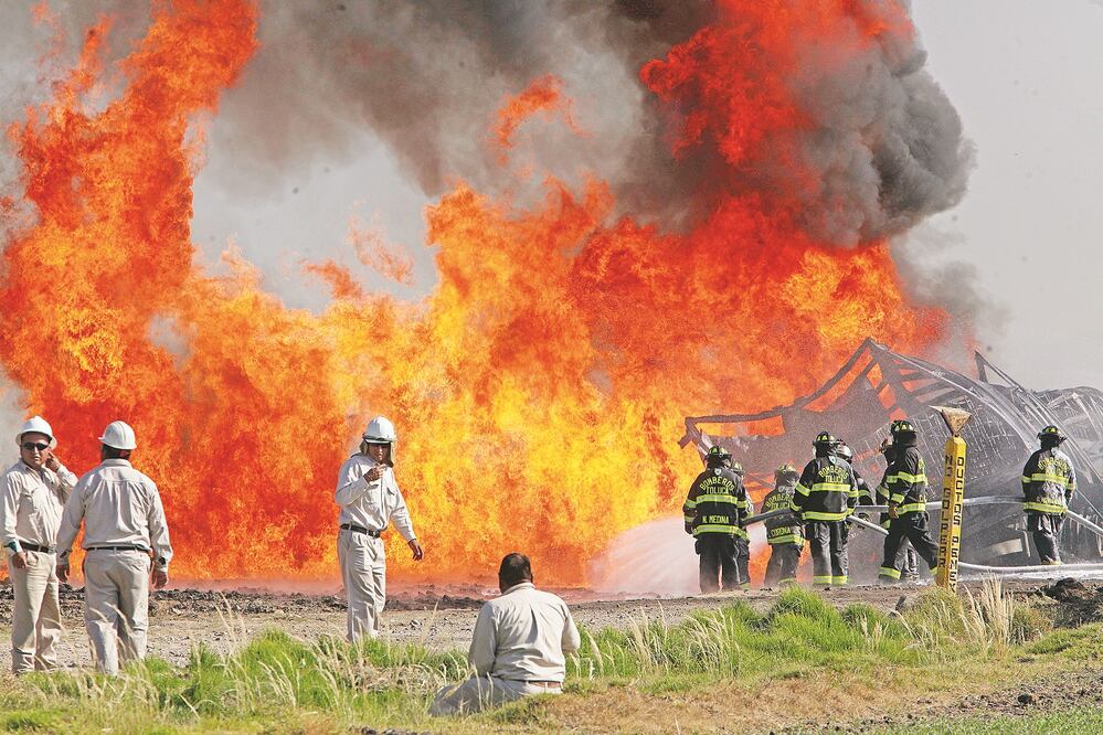 Sin ser policías, empleados de Pemex hacen vigilancia para combatir el delito de las tomas clandestinas. / Foto: Archivo