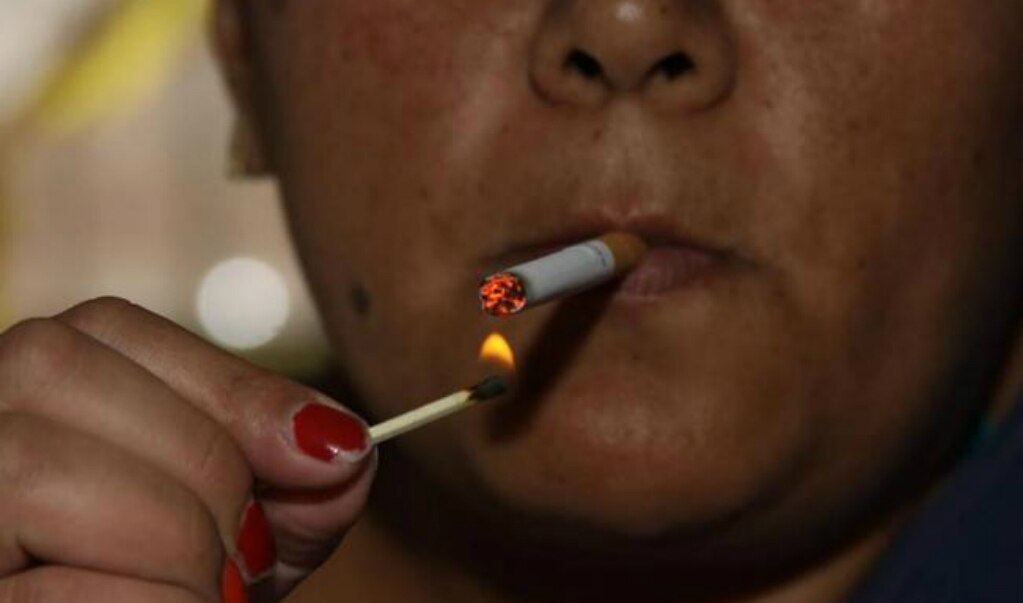 El tabaquismo contamina el aire y el agua y causa deforestación