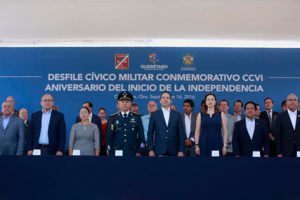Francisco Domínguez (cuarto de der. a izq.) durante el desfile con motivo del aniversario de la Independencia (CÉSAR GÓMEZ. EL UNIVERSAL)