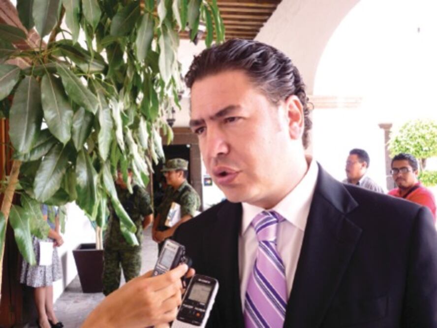 Pineda entrega proyectos a diputado