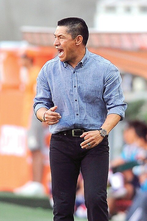 Ambriz, molesto por la desatención