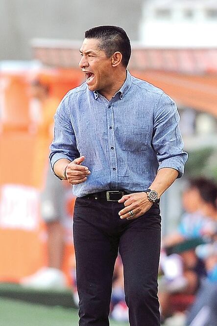 Ambriz, molesto por la desatención