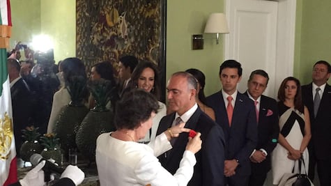 Entregan reconocimiento al gobernador José Calzada