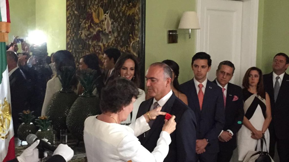 Entregan reconocimiento al gobernador José Calzada
