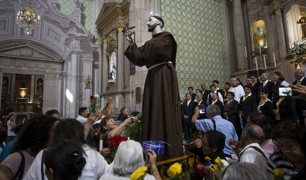 Devotos celebran a Francisco de Asís con peregrinación