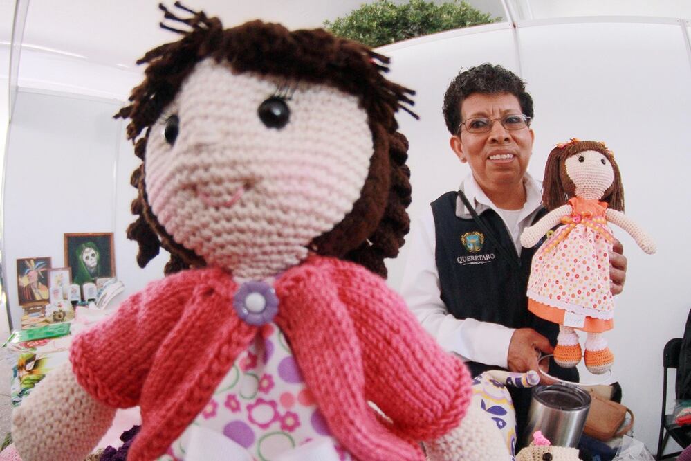Juana Loredo enseña a sus alumnas a hacer muñecas con diversos materiales para que “ganen un dinerito extra”. (Fotos: CÉSAR GÓMEZ)
