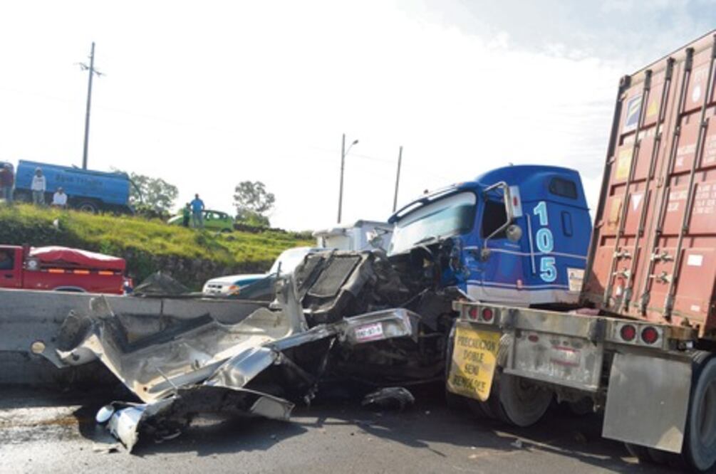 Volcadura de tráiler en la 57 deja lesionados