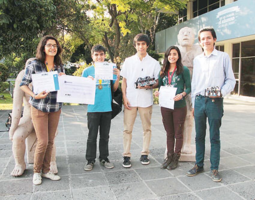 Alumnos obtienen triunfo en RoboMatrix 2015