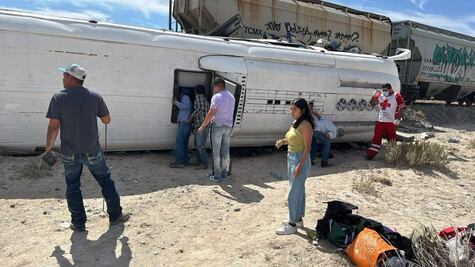 Camión de turistas queretanos intentó ganarle el paso al tren en Monclova