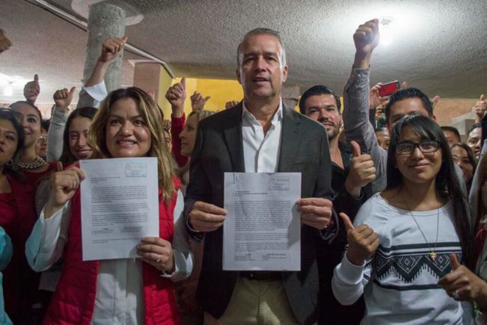 Tras el registro Mario Calzada Mercado dio un mensaje a sus seguidores, a quienes agradeció las muestras de apoyo y dijo que está listo para iniciar la contienda electoral. Foto: Mitzi Olvera