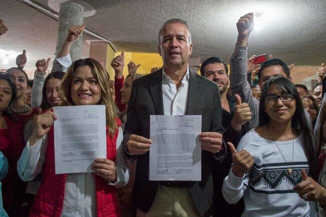 Tras el registro Mario Calzada Mercado dio un mensaje a sus seguidores, a quienes agradeció las muestras de apoyo y dijo que está listo para iniciar la contienda electoral. Foto: Mitzi Olvera
