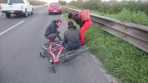 Lesionan a ciclista en la carretera a Tlacote