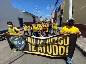 Jóvenes marchan y dan mensajes contra el suicidio