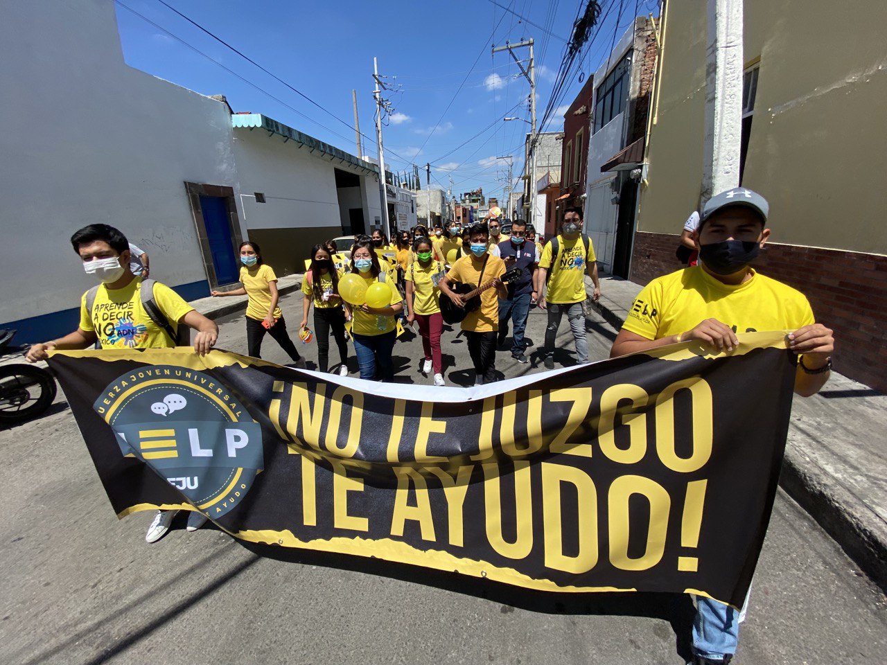 Jóvenes marchan y dan mensajes contra el suicidio