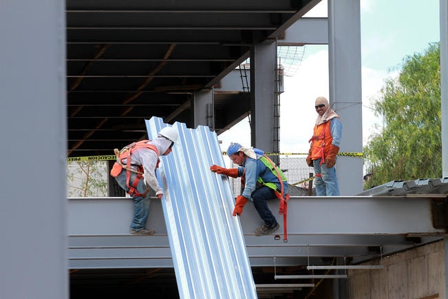 Los sectores que tuvieron que ver, en mayor medida, con la evolución de la entidad fueron la construcción, las industrias manufactureras y los servicios inmobiliarios, entre otros (CÉSAR GÓMEZ. EL UNIVERSAL)