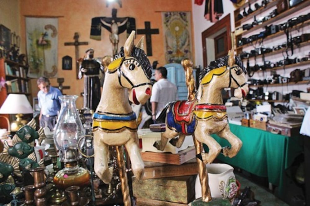 Jóvenes se interesan por las antigüedades