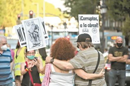 Españoles piden la abolición de la Monarquía española 