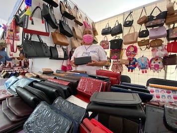 Carteras, bolsas y chamarras, hechas a mano, ya se venden en el Festival de la Piel