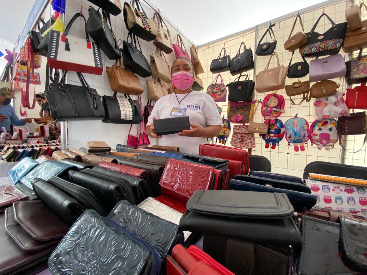 Carteras, bolsas y chamarras, hechas a mano, ya se venden en el Festival de la Piel