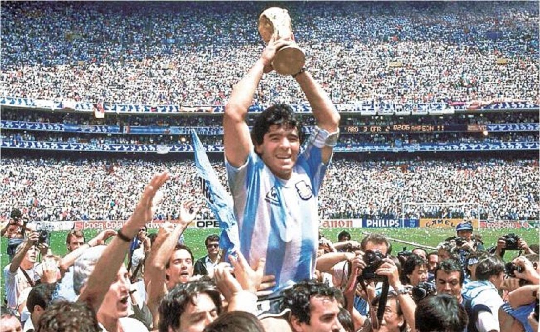 Diego Armando Maradona levantando la Copa Mundial en México 1986 (Foto: AP )