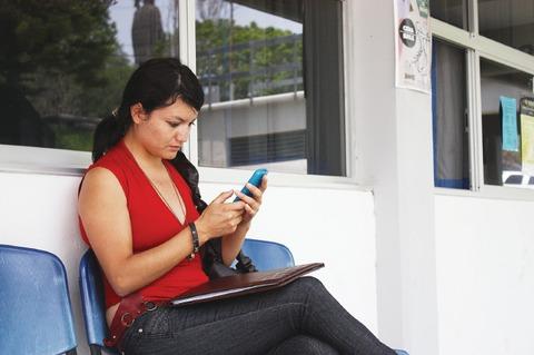 Invierte UAQ 2 mdp en smartphone