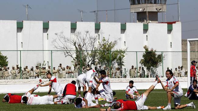 Presos se ilusionan con visita rojiblanca
