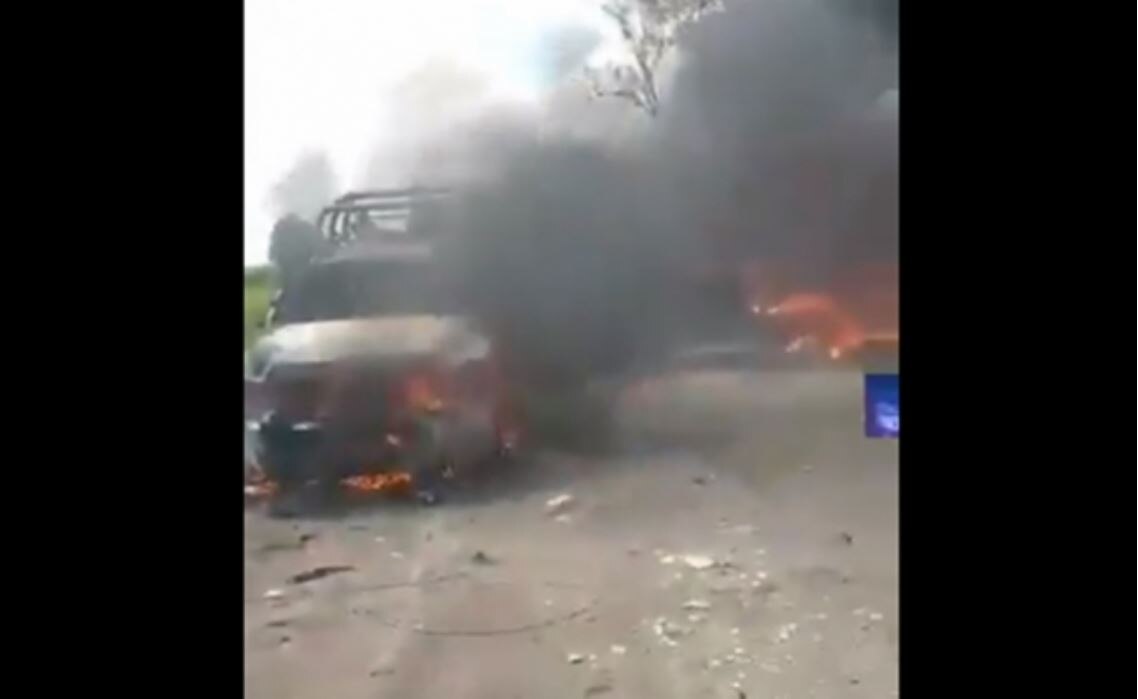 Pobladores queman vehículos y retienen a personal de Pemex en Tepeaca, Puebla