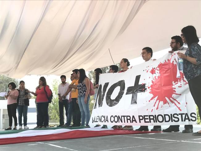 Comunicadores estatales se reunieron en la explanada de la Rectoría de la UAQ; además, protestaron por condiciones precarias para ejercer la profesión (DEMIAN CHÁVEZ. EL UNIVERSAL)