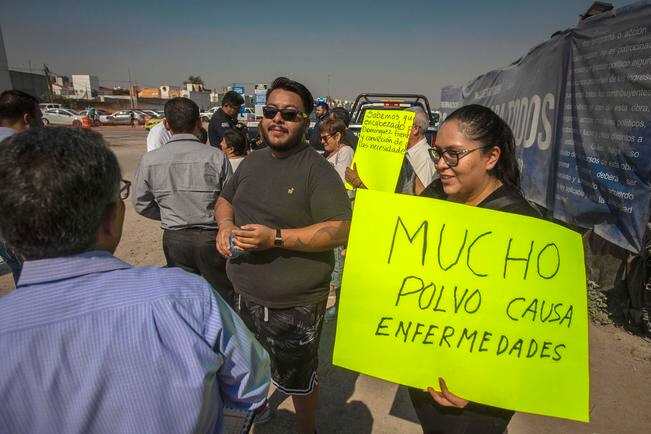 Acusan vecinos afectaciones provocadas por la obra