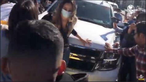 Manifestante cachetea a elemento de seguridad de AMLO; exigía medicamentos para cáncer