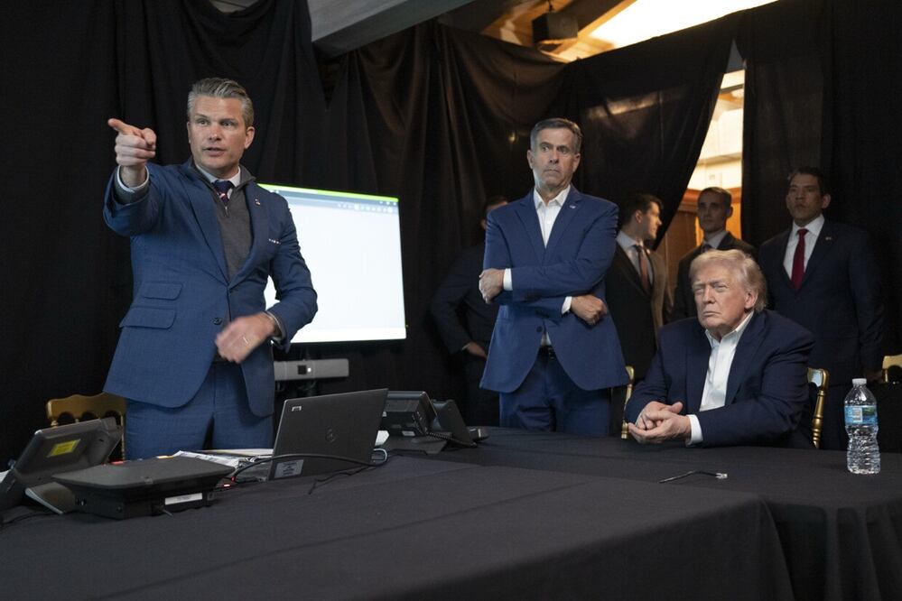 El presidente Donald Trump publicó una foto de él junto al secretario de Defensa Pete Hegseth (i), siguiendo la operación "Resolución Absoluta", el operativo de Trump para derrocar a Maduro, en su red Truth Social. Foto: EFE