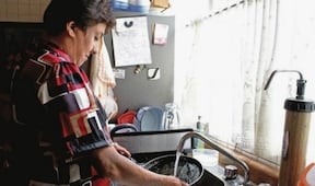 Mujeres destinan casi 5 horas diarias al trabajo del hogar y de cuidados no remunerado: investigador de la UNAM; hombres dedican dos horas