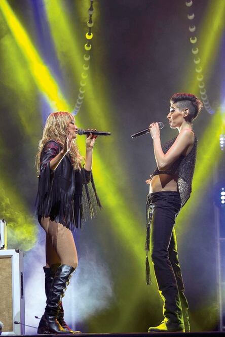 Ha*ash festeja 13 años de carrera y canta con su abuela