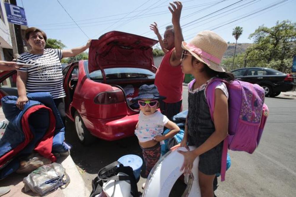 La familia Martínez Herrera preparaba su salida hacía Escolásticas, comunidad de Pedro Escobedo, para pasar el día en un manantial. Foto: DEMIAN CHÁVEZ. EL UNIVERSAL