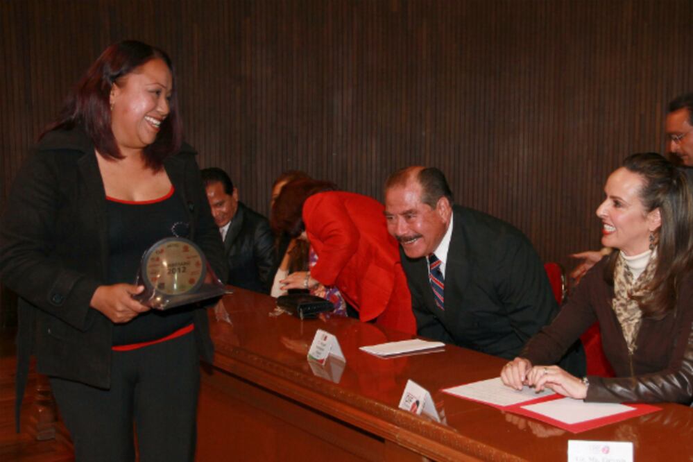 Entregan medalla “Josefa Ortíz de Domínguez”