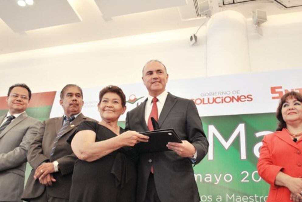 Reconocen a maestros por servicio educativo