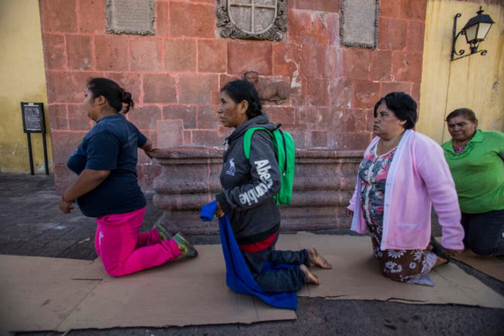 Llegan devotos de rodillas 