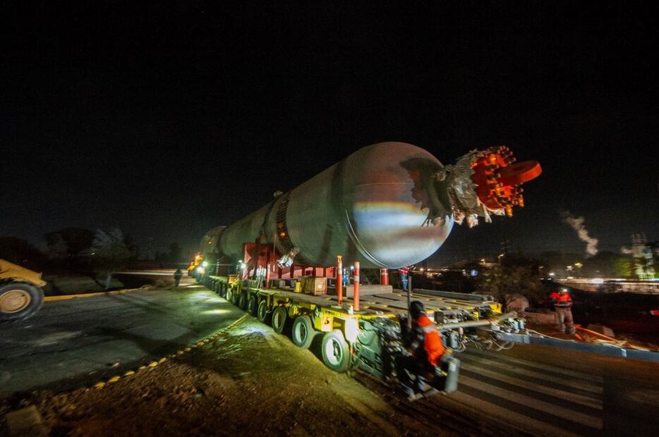 Con cortes de luz y desarmado de semáforos, así fue el cruce de las megacalderas de Pemex por San Juan del Río. FOTO: CORTESIA FERNANDO CAMACHO