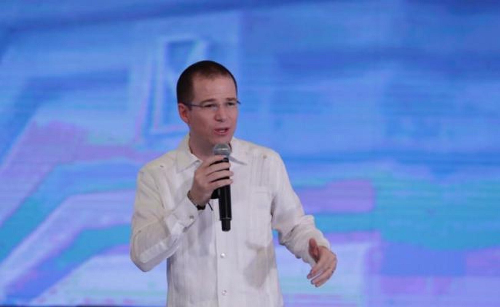 Ante banqueros, cuestionan a Anaya por lavado de dinero y relación con Barreiro