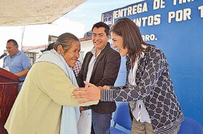 Alcaldesa de Huimilpan entrega apoyos para vivienda
