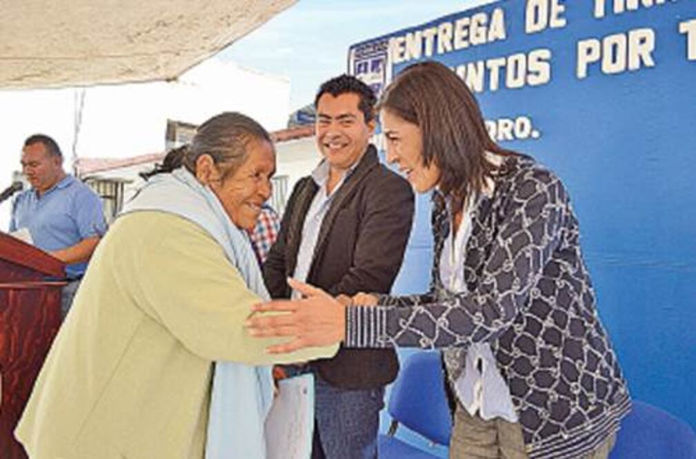 Alcaldesa de Huimilpan entrega apoyos para vivienda