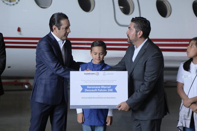 El gobernador Francisco Domínguez destaca que con esta aeronave los alumnos podrán tener mejores prácticas para su preparación (GONZALO IBÁÑEZ. EL UNIVERSAL)