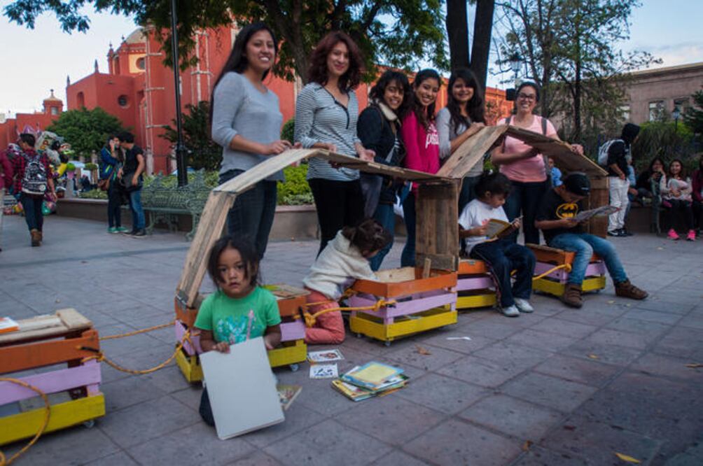 Jessica, Dulce María, Lizbeth, Violeta, Celic y Berenice desarrollaron el proyecto “Lectura en movimiento”, enfocado a promover la lectura en niños (FOTOS: RICARDO LUGO. EL UNIVERSAL)