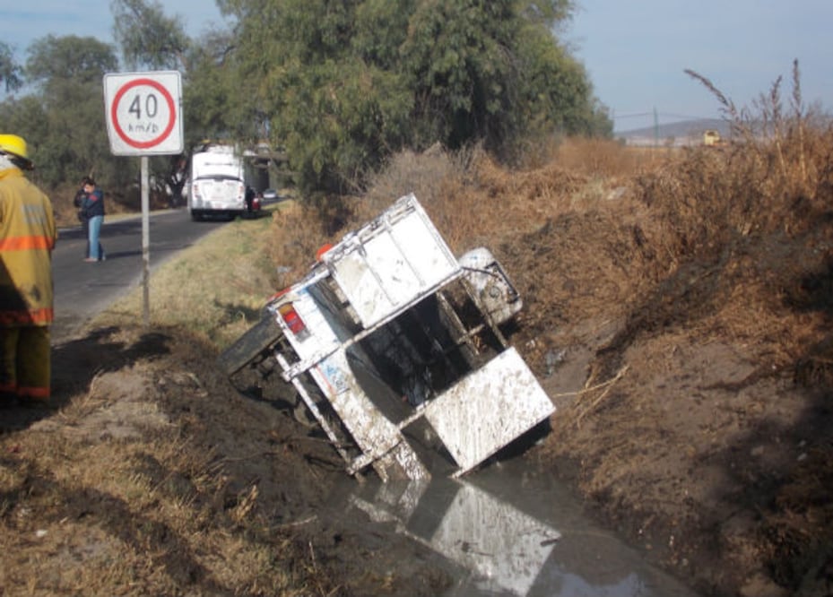 Vuelca camioneta de gas