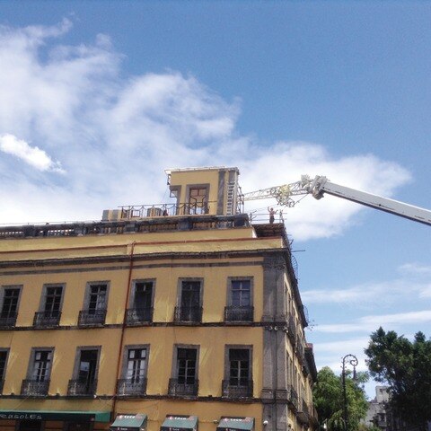 Bond monta su guarida  en el DF