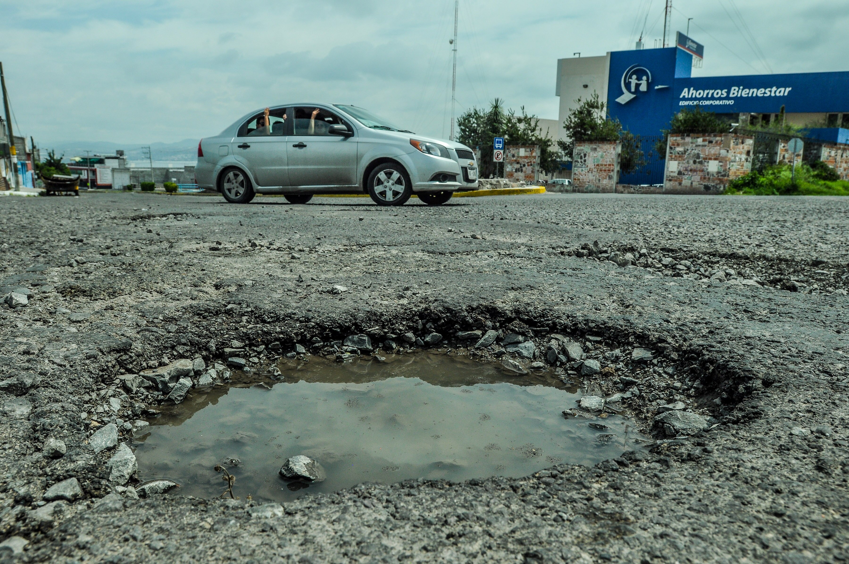 Llaman a utilizar app para denunciar baches
